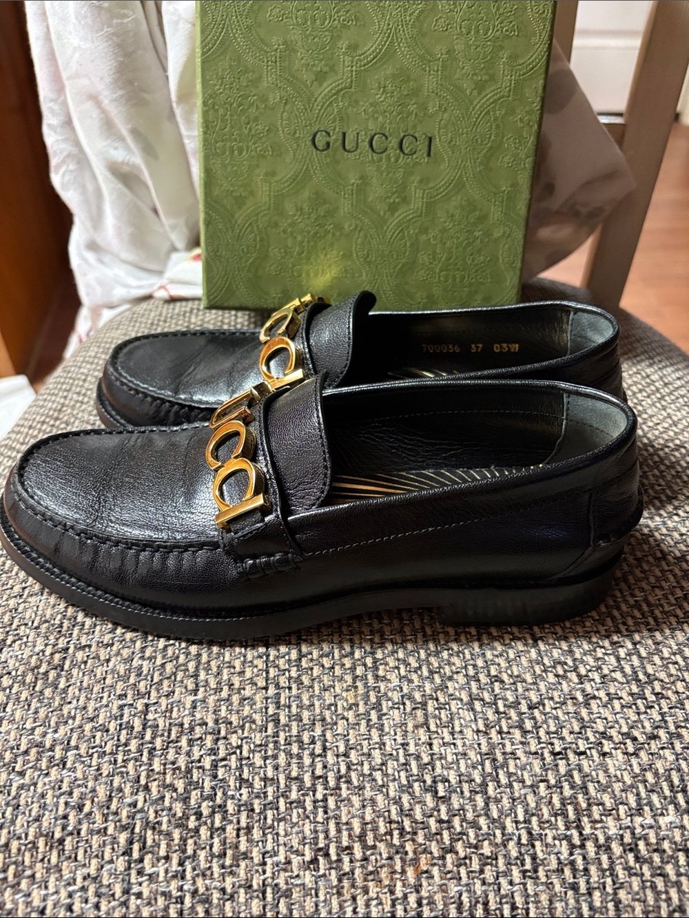 Gucci Black Leather Women’s Loafers with Gold Logo - Picture 2 of 4